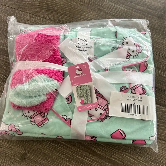 HELLO KITTY Cozy Plush Set. Size Small. NEW - Picture 1 of 4